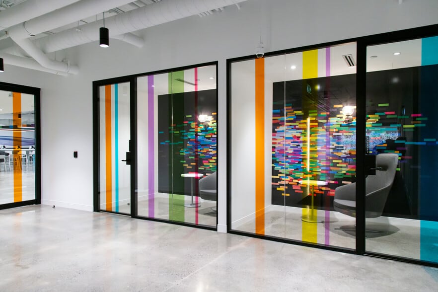 More Photos Of 555 Rue Chabanel O, Montréal Office For Lease