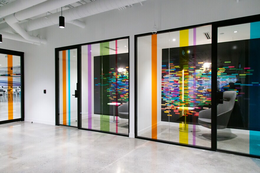 More Photos Of 555 Rue Chabanel O, Montréal Office For Sale