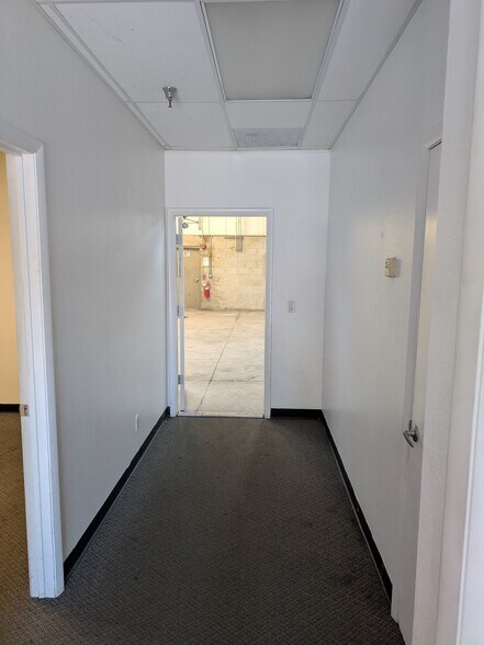 More Photos Of 1052-1060 Endeavor Ct, Nokomis Warehouse For Lease