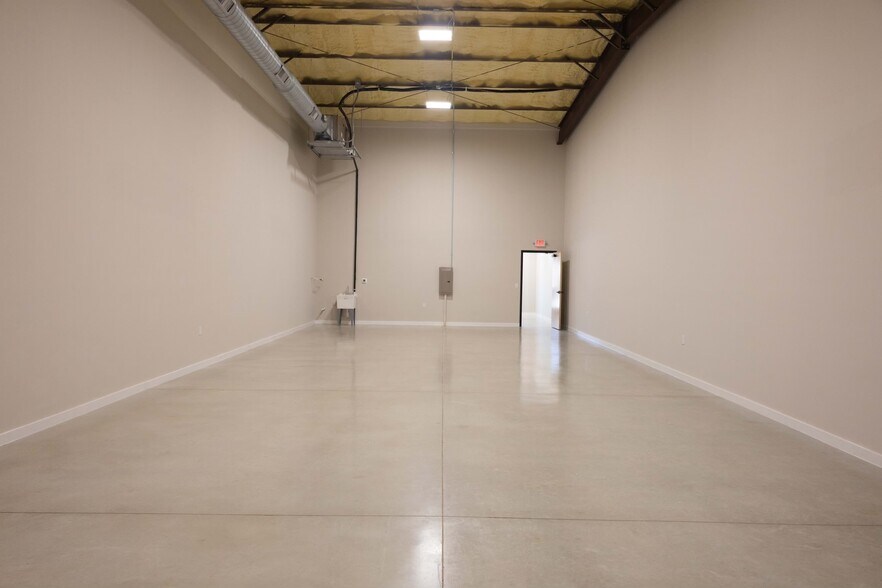 More Photos Of 720 S Bell Blvd, Cedar Park Warehouse For Lease