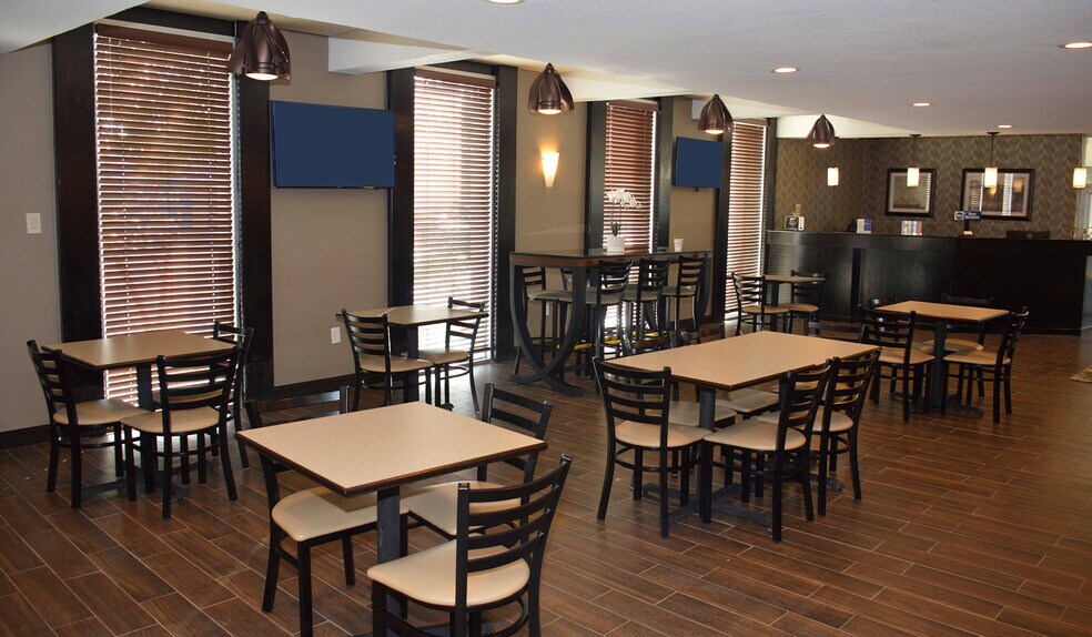 More Photos Of 810 Veterans Blvd, Del Rio Hotel For Sale