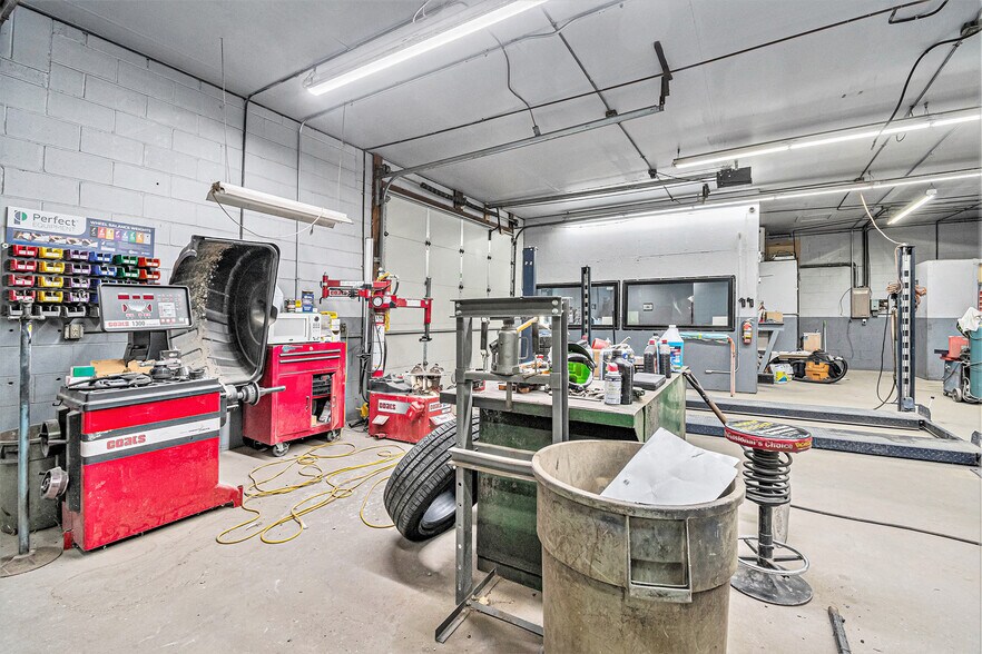 More Photos Of 1023 N 16th St, Council Bluffs Auto Repair For Sale