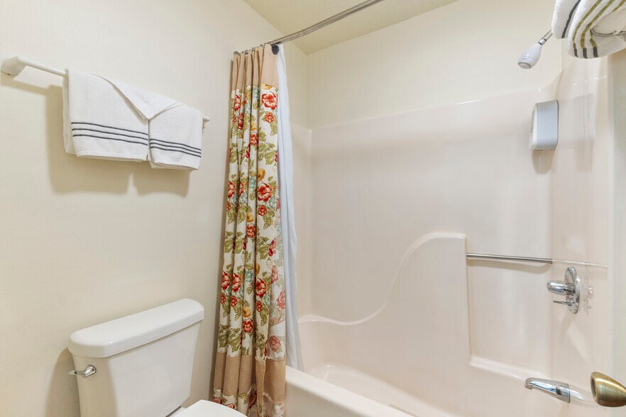 More Photos Of 3031 E Van Buren, Eureka Springs Hotel For Sale