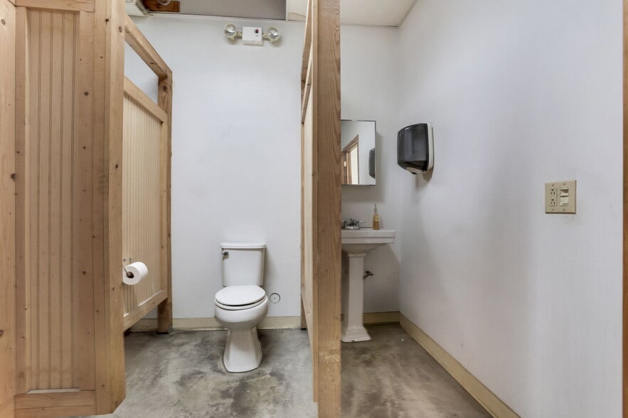 More Photos Of 2591 Harrison Rd, Columbus Warehouse For Sale