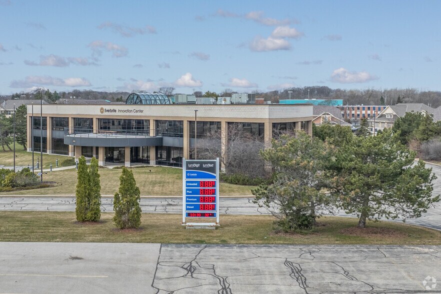 Primary Photo Of 4969 S 110th St, Greenfield Office For Sale