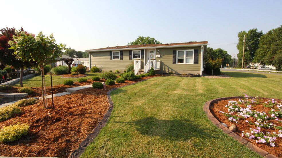 More Photos Of 3935 Blanton Ln, Louisville Garden Center For Sale