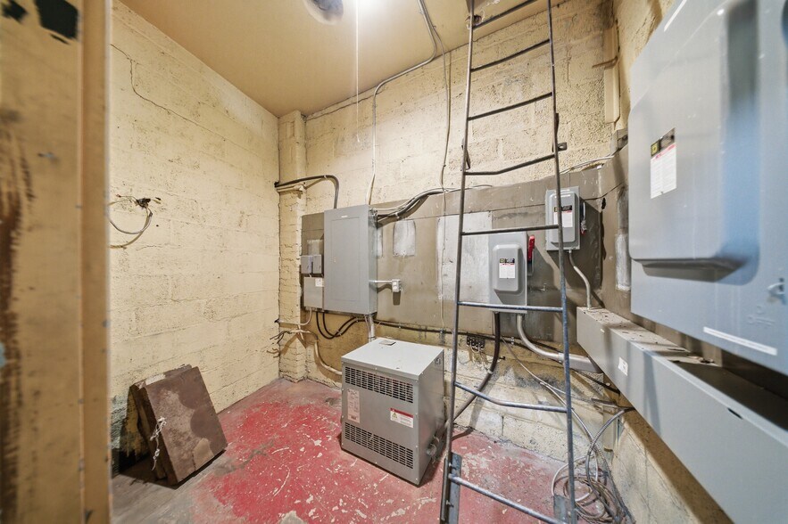 More Photos Of 195 Ottawa St N, Hamilton Storefront For Sale