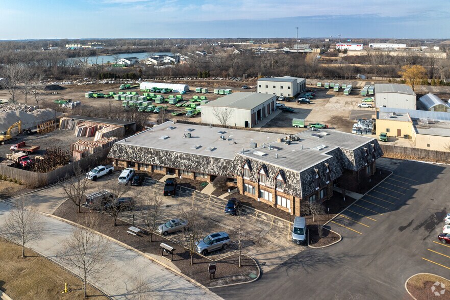 More Photos Of 14052 W Petronella Dr, Libertyville Office For Sale