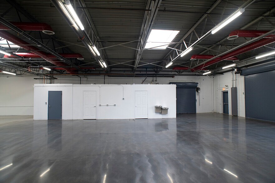 More Photos Of 3300-3306 N Knox Ave, Chicago Warehouse For Lease