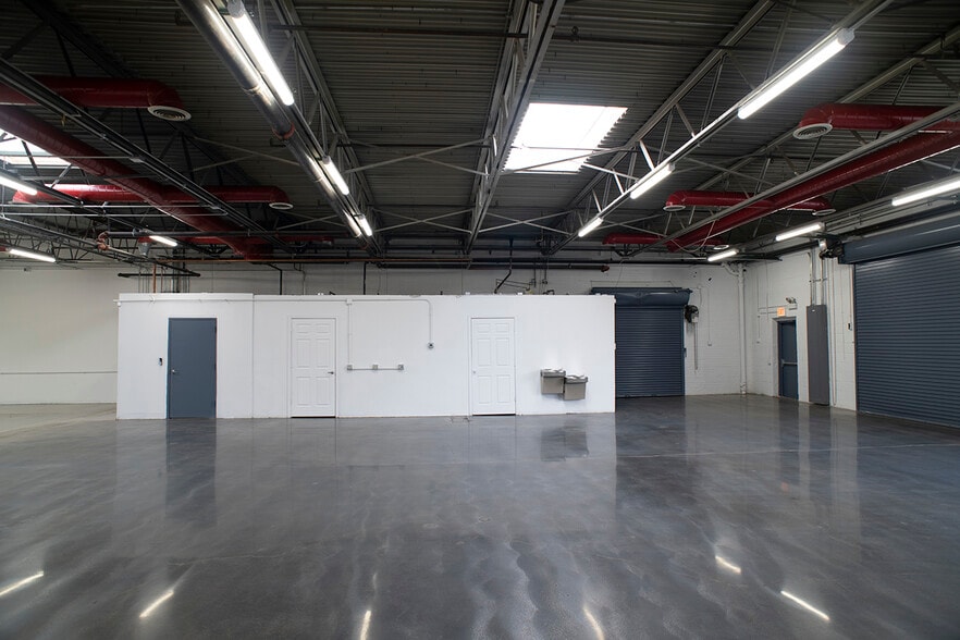 More Photos Of 3300-3306 N Knox Ave, Chicago Warehouse For Lease