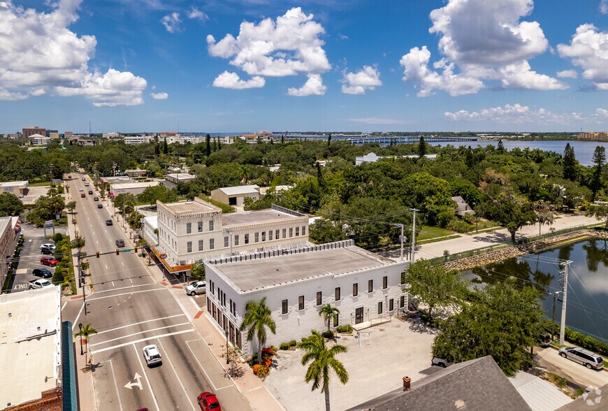 More Photos Of 905 Manatee Ave E, Bradenton Coworking Space