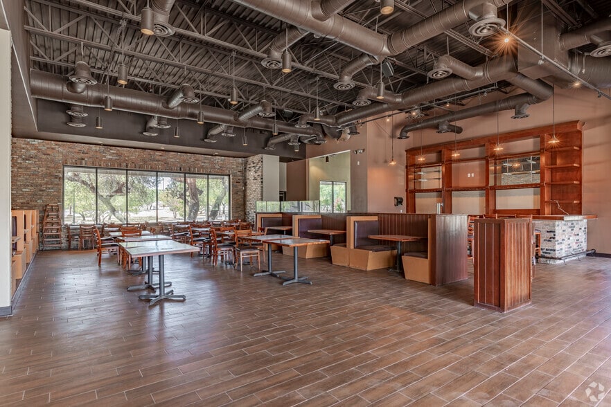 More Photos Of 17660 Henderson Pass, San Antonio Restaurant For Sale