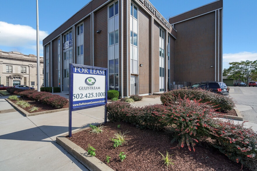 More Photos Of 443 Spring St, Jeffersonville Office For Lease