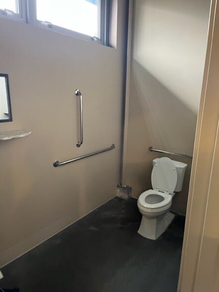 More Photos Of 1770 Airport Way S, Seattle Showroom For Lease