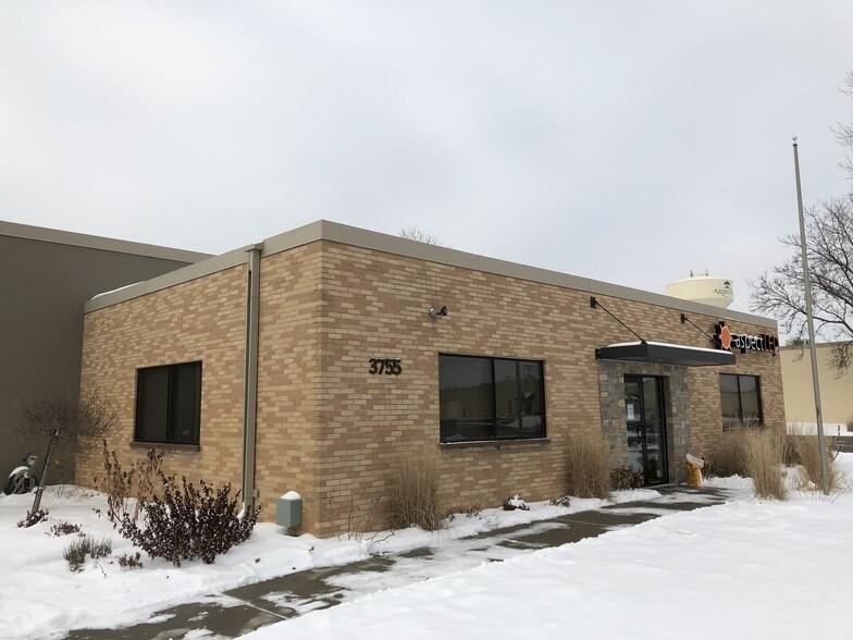 More Photos Of 3755 N Dunlap St, Arden Hills Light Manufacturing For Lease