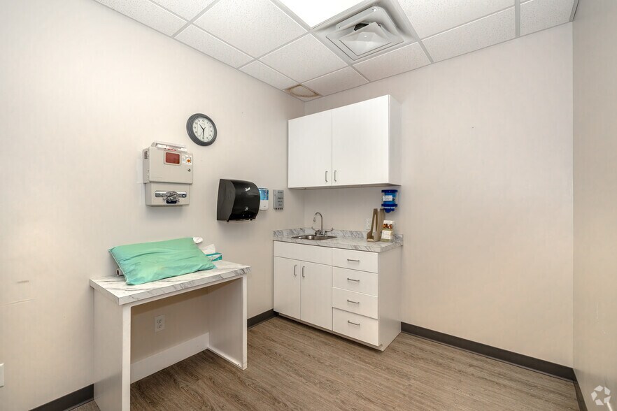 More Photos Of 108-114 S Main St, Hillsboro General Retail For Sale