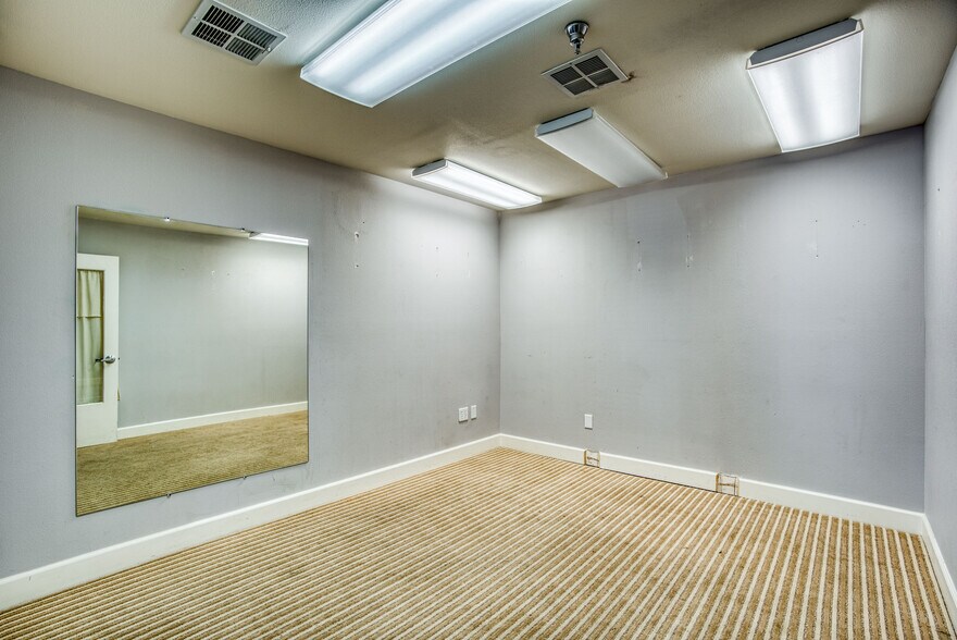 More Photos Of 7075 N West Ave, Fresno Freestanding For Lease