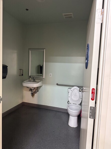 More Photos Of 4611 Sheila St, Commerce Warehouse For Lease