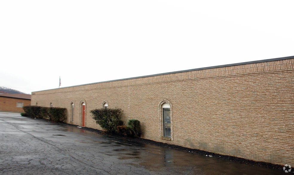 More Photos Of 3 Kensington Sq, New Kensington Medical For Lease