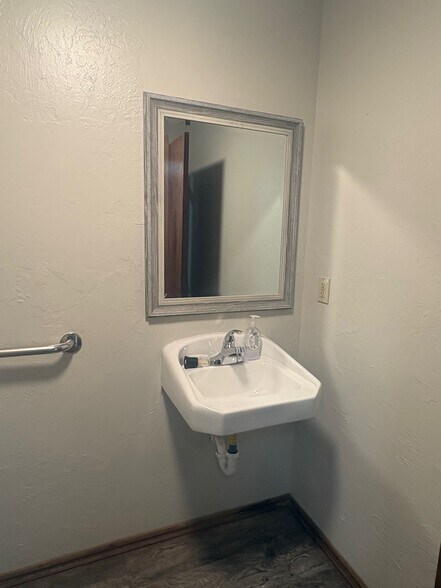 More Photos Of 410 S Eagle Ln, Oklahoma City Manufacturing For Lease