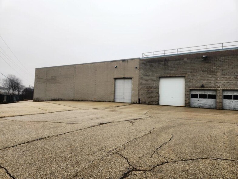 More Photos Of 9947 W Carmen Ave, Milwaukee Flex For Sale
