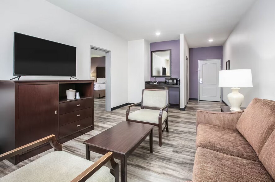 More Photos Of 431 Airport Fwy, Euless Hospitality For Sale