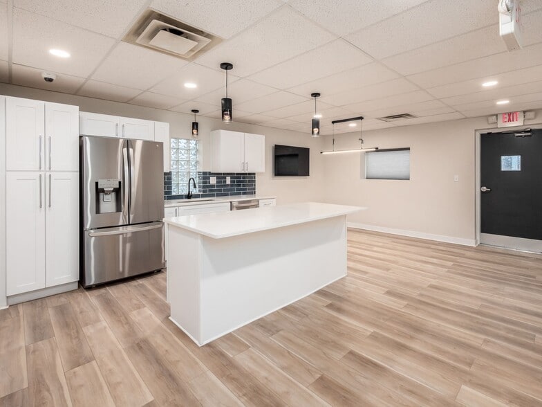 More Photos Of 750 W Broad St, Columbus Office For Sale