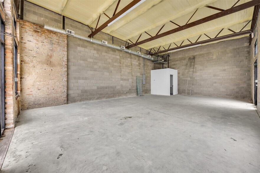 More Photos Of 118 Dallas St, Rice General Retail For Lease