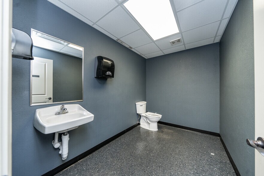 More Photos Of 2103 E SH 31, Kilgore Warehouse For Lease