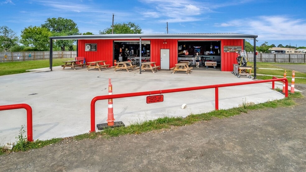 More Photos Of 23404 NW Zac Lentz Pky, Victoria General Retail For Sale