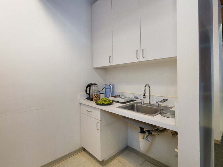 More Photos Of 1424 Marcelina Ave, Torrance Freestanding For Lease