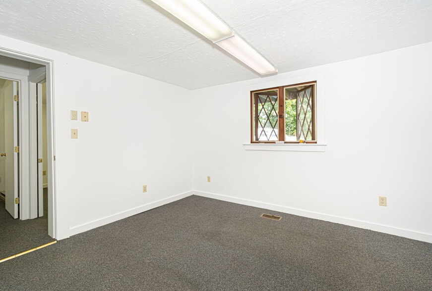 More Photos Of 130 High St, Upton Office For Lease