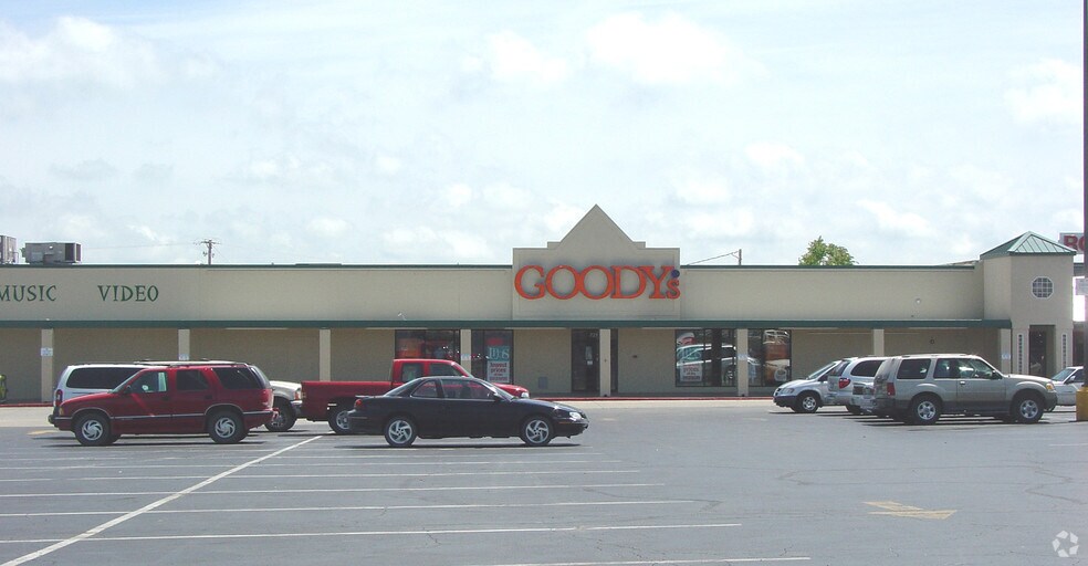 More Photos Of 721-727 N Charles St, Warrensburg General Retail For Lease