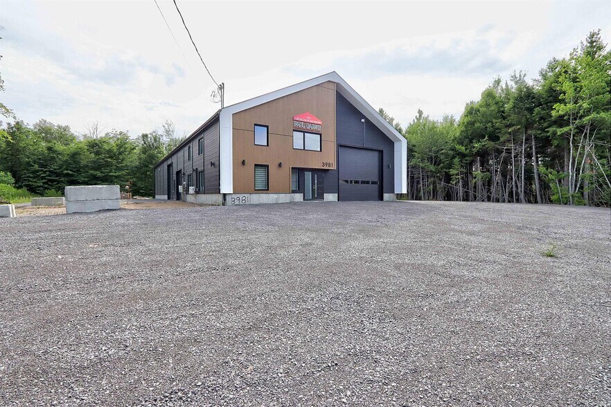 Primary Photo Of 3981 Rue Du Parc-Industriel, Notre-dame-du-mont-carmel Warehouse For Sale