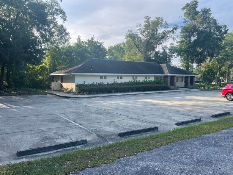 Primary Photo Of 675 Peachwood Dr, Deland Medical For Lease