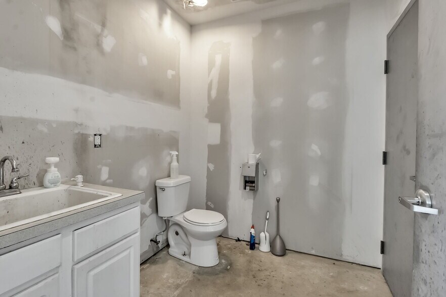 More Photos Of 7120 Seneca St, Elma Warehouse For Lease