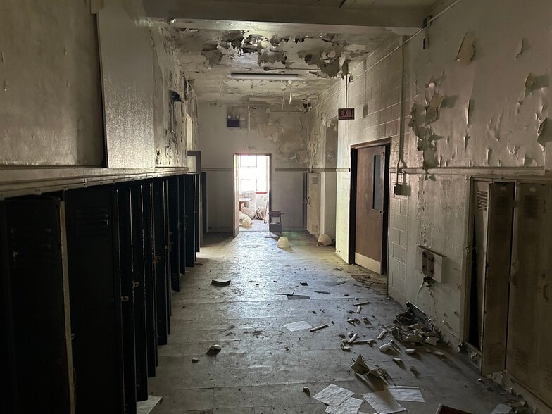 More Photos Of 8902 MacCorkle Ave, Marmet Office For Lease