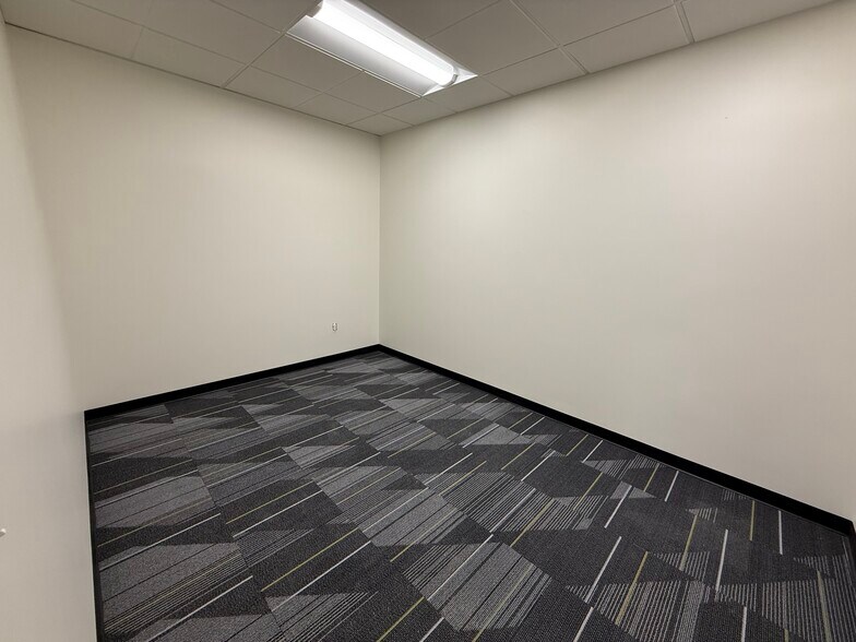 More Photos Of 240 N Sunway Dr, Gilbert Manufacturing For Lease
