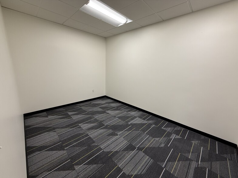 More Photos Of 240 N Sunway Dr, Gilbert Manufacturing For Lease