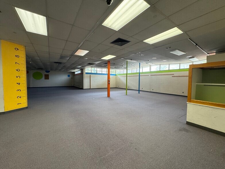 More Photos Of 40 E Simmons St, Galesburg Flex For Sale