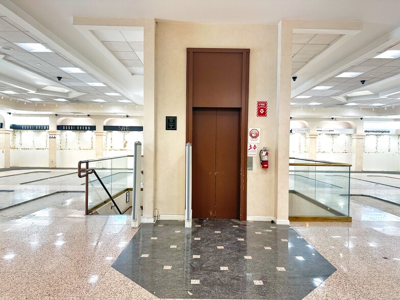 More Photos Of 12640 Riverside Dr, Valley Village Storefront Retail Office For Sale