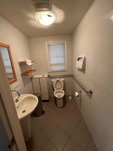 More Photos Of 189-04 Union Tpke, Fresh Meadows Medical For Lease