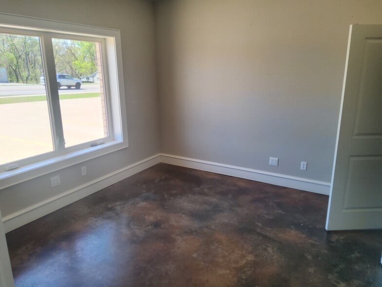 More Photos Of 10620 AR-72W, Bentonville Office For Lease