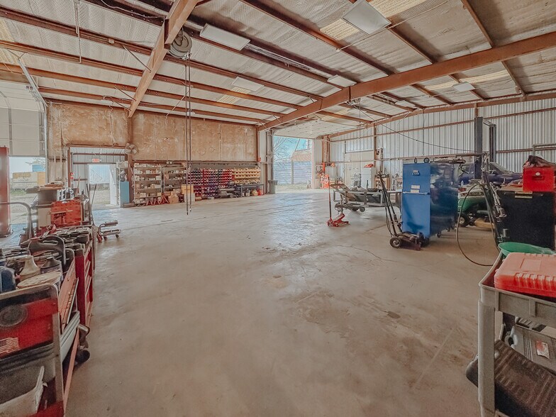 More Photos Of 5305 N Interstate Highway 45, Ennis Manufacturing For Sale