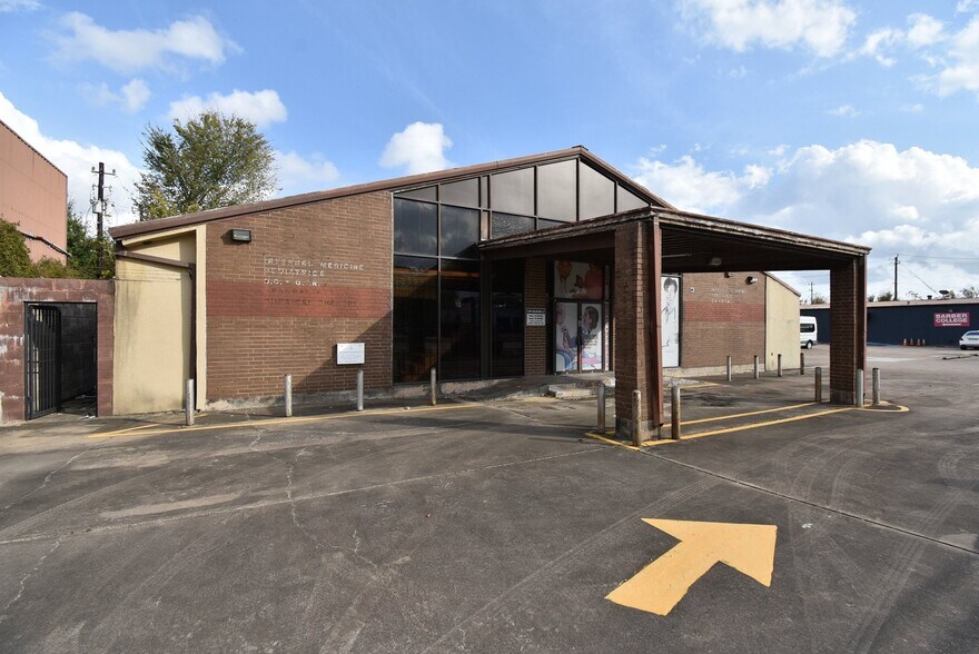 Primary Photo Of 14215 S Post Oak Rd, Houston Freestanding For Sale