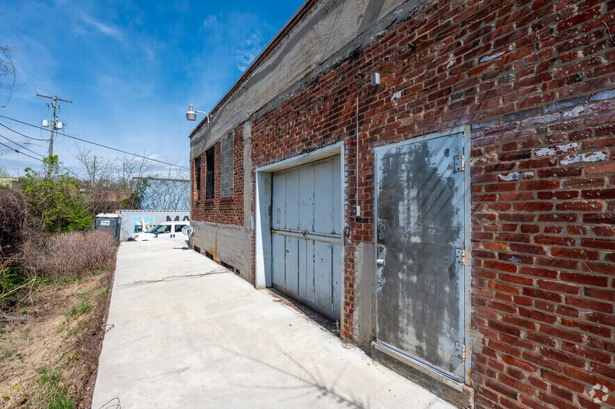 More Photos Of 2240 25th Pl NE, Washington Warehouse For Sale