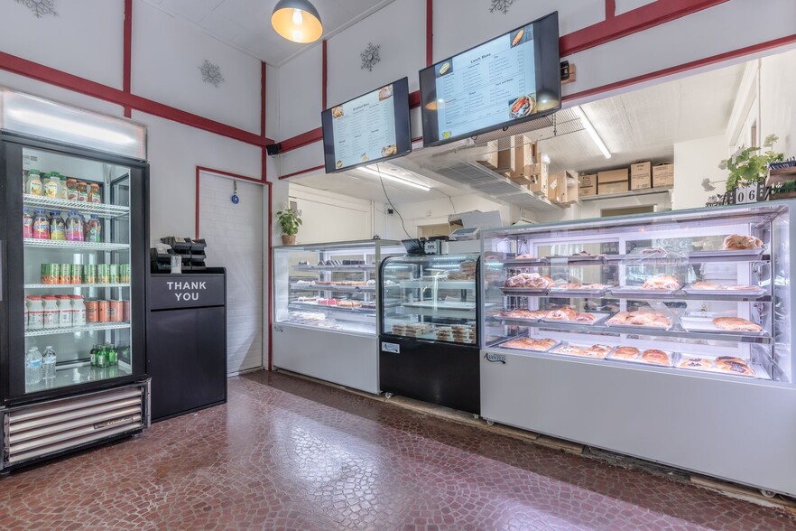 More Photos Of 49 N Broad St, Nazareth Storefront Retail Residential For Lease