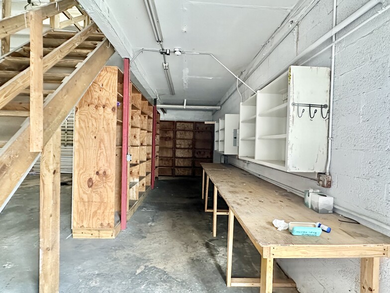 More Photos Of 5751 Dawson St, Hollywood Warehouse For Lease
