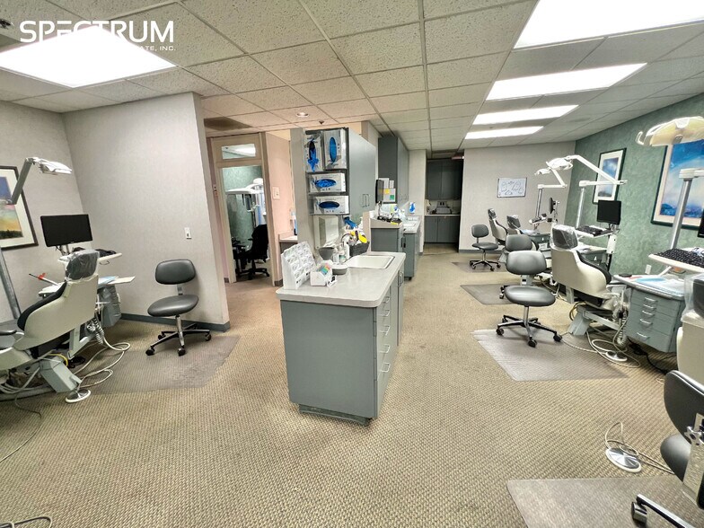 More Photos Of 23206 Lyons Ave, Santa Clarita Medical For Sale