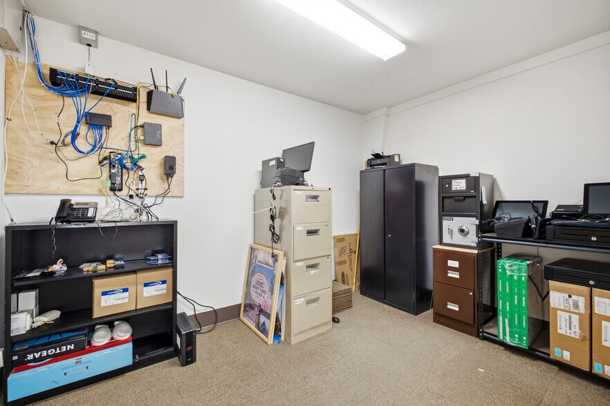 More Photos Of 2015-2017 2nd Ave, Greeley Warehouse For Lease